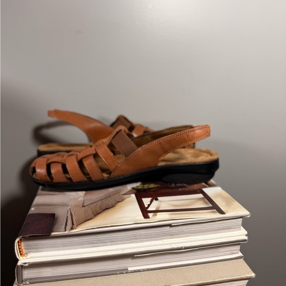 Array Women’s Size 8.5 Tan Woven Leather Sandals - Picture 4 of 13